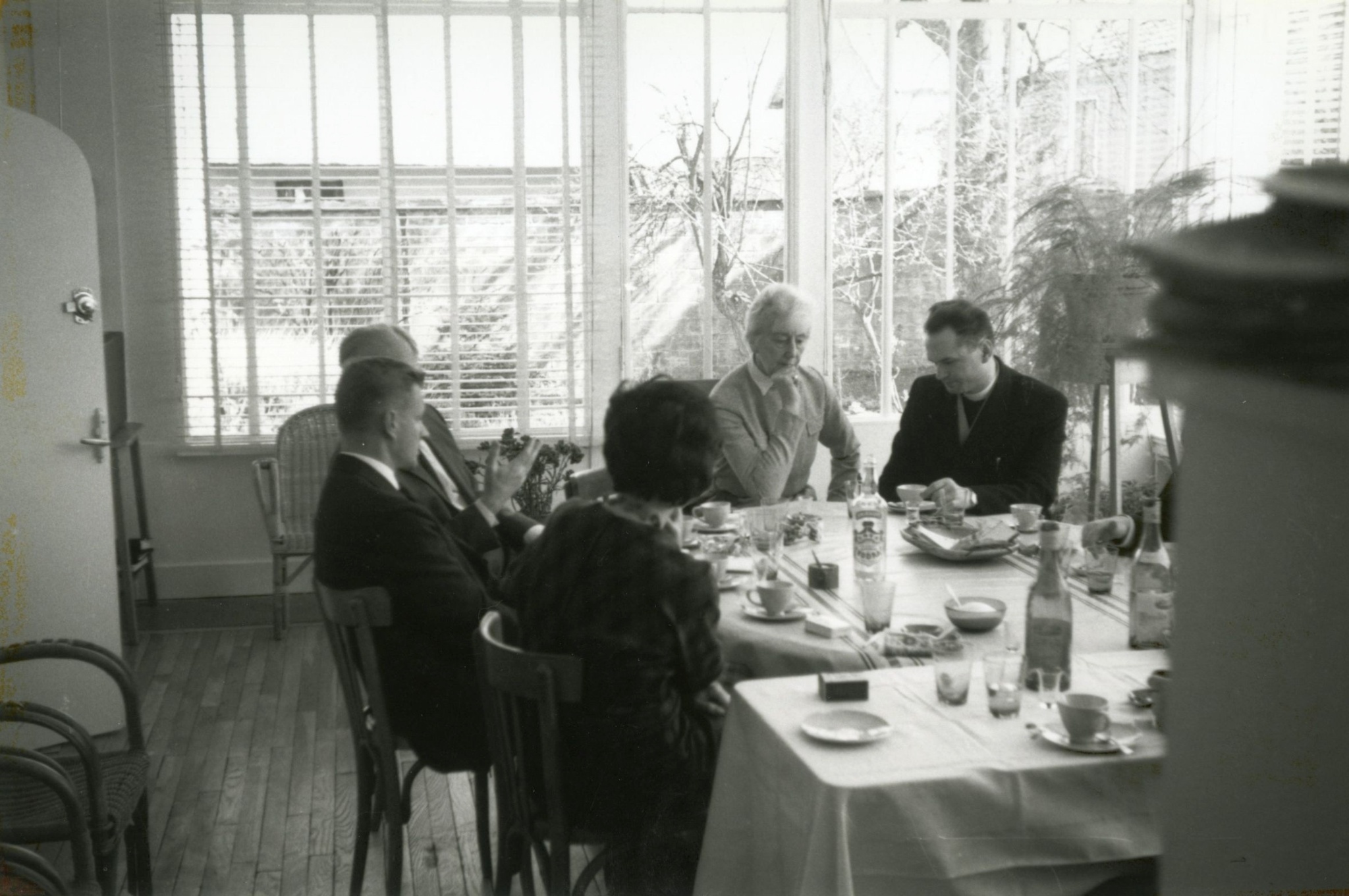 Пасха в 1963 году в Доме культуры. За столом сидят: Збигнев Бжезинский, Ежи Гедройц, Мария Гуттен-Чапская. fot: Henryk Giedroyc 